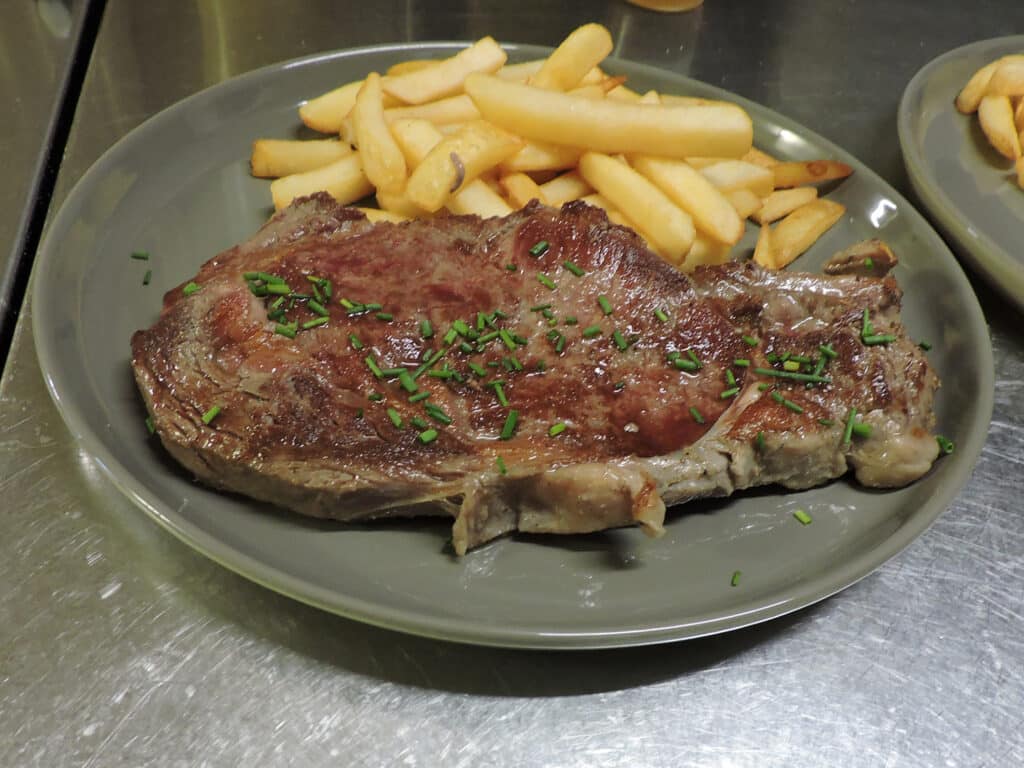 Auberge de Saint Hugues Bar Restaurant Semur en Brionnais 71 Saône-et-Loire Bourgogne Franche Comté plat traditionnel entrecote (4)
